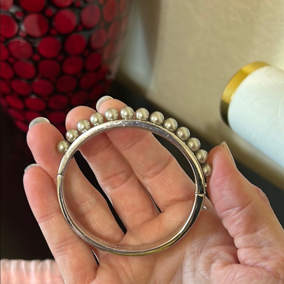 Kate Spade Pearly Delight Faux Pearl Hinged Bangle Silver Tone Bracelet - Picture 4 of 14